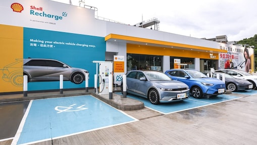 The Shell Airport (Cargo Terminal) Gas and Charging Station will be the largest Shell service station in Hong Kong. Covering an area of 5,000 square metres featuring 16 conventional filling positions and four charging points for EVs, including 2 DC fast charger and 2 AC medium charger. The station also provides car lubricants change, car care and car wash services as well as convenience retailing.