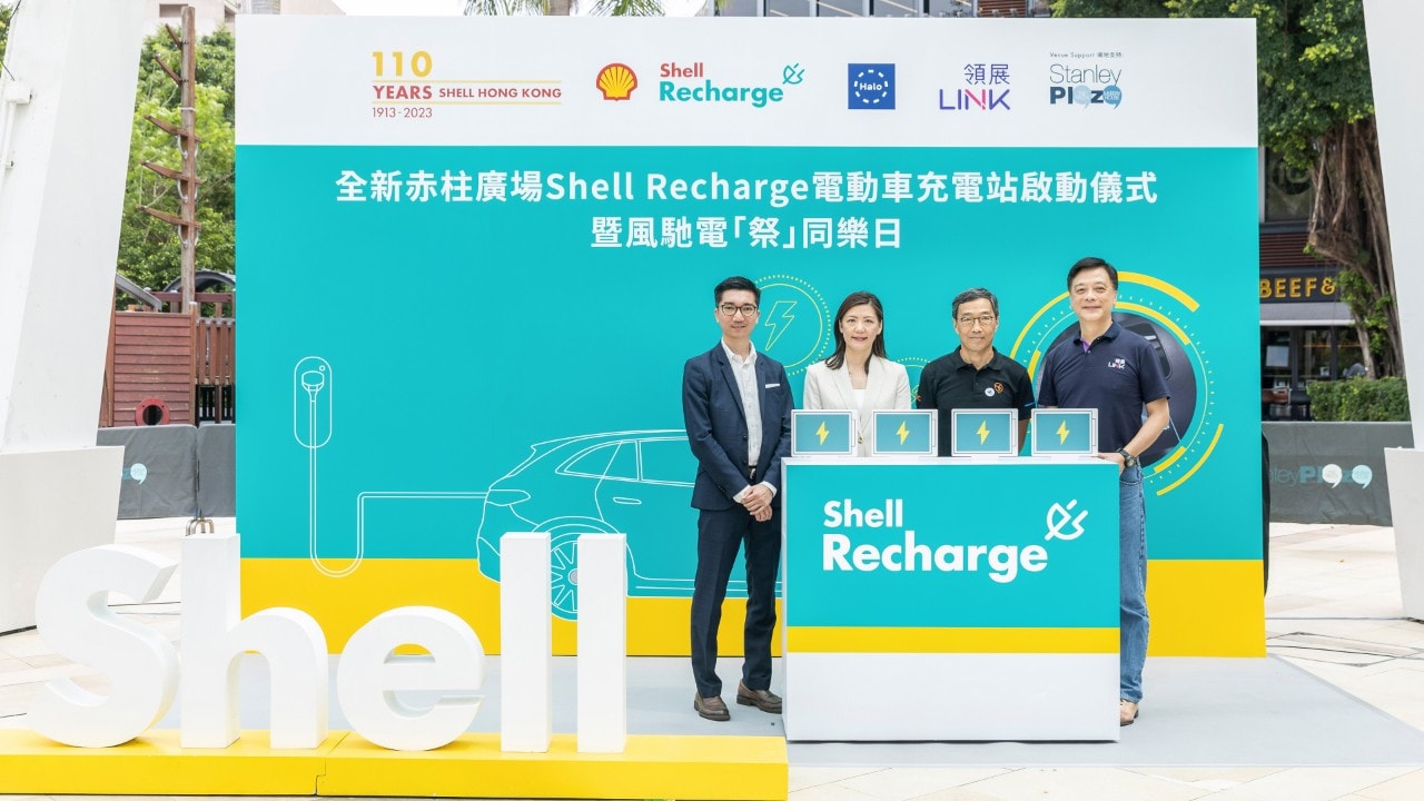 Mr. Martin Tsang, CEO & Founder of Halo Energy, Ms. Anne Yu, Managing Director of Shell Hong Kong Limited, Mr. Albert Wong, Chief Executive Officer of Hong Kong Science & Technology Parks Corporation and Mr William Lai, Managing Director of Link Property Management Services Limited officiated at the launch ceremony of the new Shell Recharge EV Charging Station at Stanley Plaza.