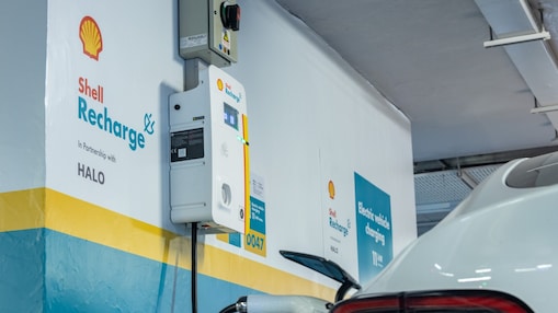 Shell has installed a total of 7 fast and 8 medium-speed electric vehicle charging points at K11 MUSEA and K11 Art Mall, which are under the New World Group. The charging points are handy and efficient.