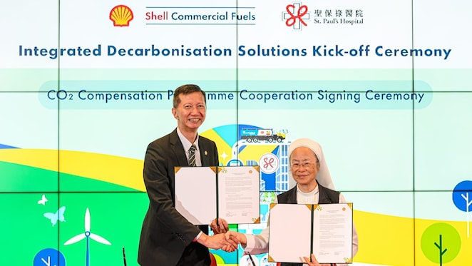Mr. Dick Chan, General Manager of Shell Commercial Fuels – Hong Kong and Macau, and Sr. Nancy Cheung, Managing Director of St. Paul's Hospital, sign an agreement on "Integrated Decarbonisation Solutions - CO₂ Compensation Programme ", marking their continued commitment to decarbonisation.