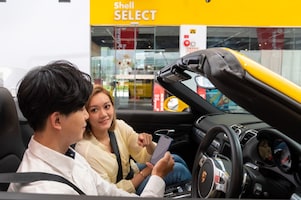 Couple at shell select station