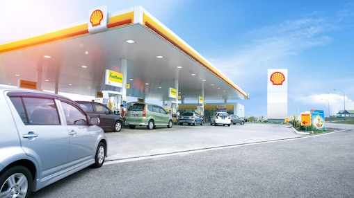 Car pulling at shell retail station
