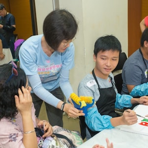 Volunteer assisted students with special educational needs in art creation.