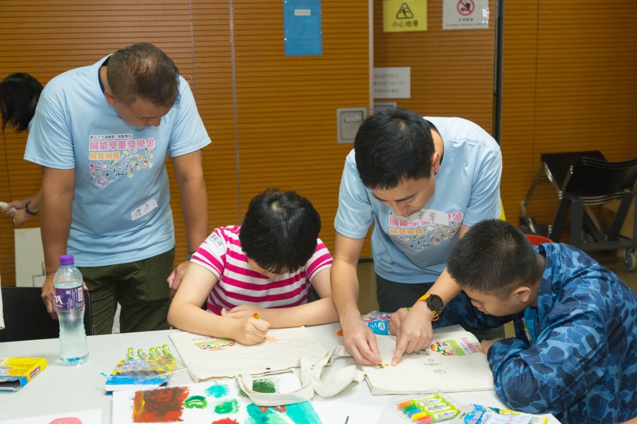 Volunteer assisted students with special educational needs in art creation.