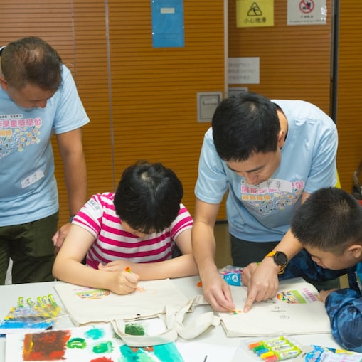 Volunteer assisted students with special educational needs in art creation.
