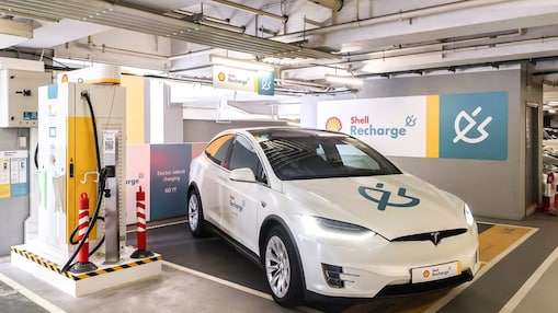 輛電動車正在 Shell Recharge 充電站充電