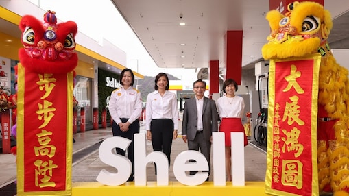 環境保護署空氣質素政策科助理署長梁啟明博士（右二）、香港機場管理局商務執行總監陳正思 女士（右一）、香港蜆殼有限公司常務董事余靜雯女士（左二）及香港蜆殼有限公司零售業務總經理梁淑敏女士（左一）出席Shell機場（貨運中心）油電站的開幕禮。