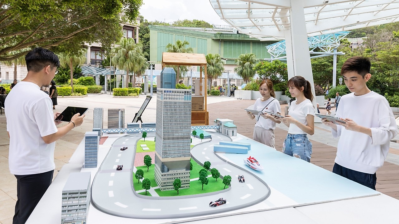 香港蜆殼有限公司於赤柱廣場推出新Shell Recharge電動車充電站，並舉辦風馳電「祭」同樂日。