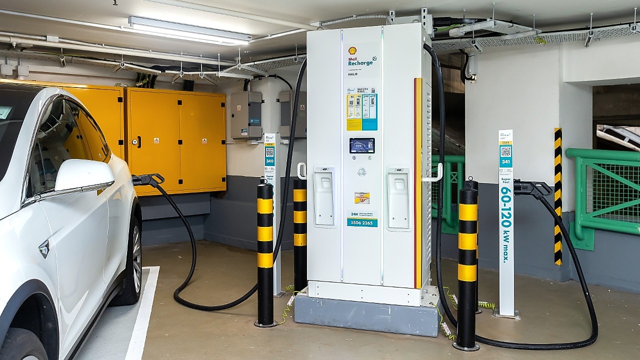 香港蜆殼有限公司在赤柱廣場推出全新Shell Recharge電動車充電站，設有34個充電位，包括28個中速充電位（7kW）和6個快速充電位（60-120kW），提供24小時電動車充電服務。