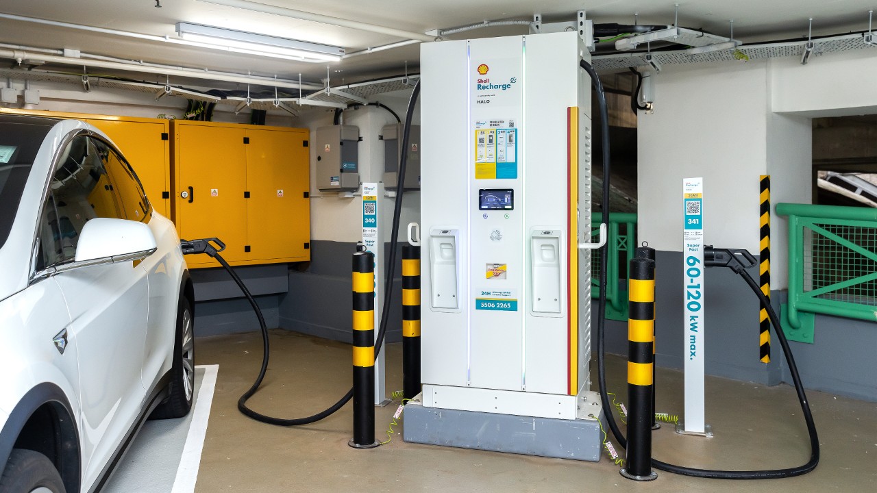 香港蜆殼有限公司在赤柱廣場推出全新Shell Recharge電動車充電站，設有34個充電位，包括28個中速充電位（7kW）和6個快速充電位（60-120kW），提供24小時電動車充電服務。
