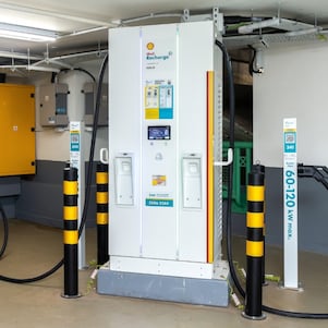 香港蜆殼有限公司在赤柱廣場推出全新Shell Recharge電動車充電站，設有34個充電位，包括28個中速充電位（7kW）和6個快速充電位（60-120kW），提供24小時電動車充電服務。