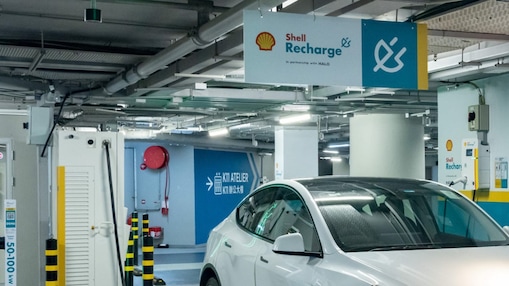 Shell於新世界旗下的K11 MUSEA及K11 Art Mall，合共安裝7個快速和8個中速電動車通用充電位，操作簡單且快捷。
