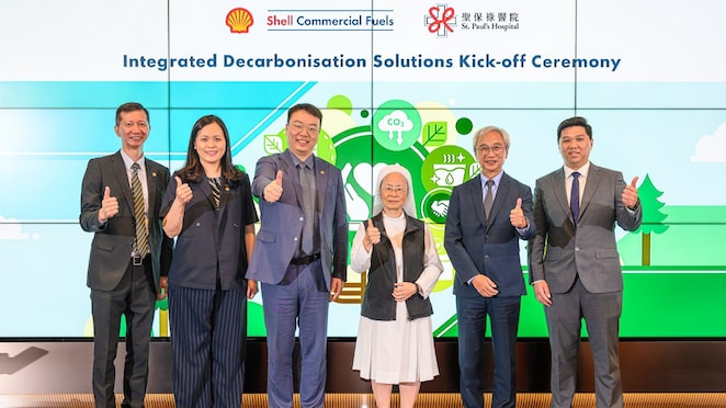 圖一：（左起）香港蜆殼有限公司香港及澳門商務燃油部總經理陳迪泰先生 、香港蜆殼有限公司香港及澳門零售業務總經理黃幼梅女士 、殼牌中國零售與出行業務總裁胡川先生 、聖保祿醫院執行董事張柱見修女、聖保祿醫院總經理李業鴻先生及聖保祿醫院物業設施管理部經理何嘉傑先生見證Shell 及聖保祿醫院攜手合作的連串「綜合減碳能源方案」正式啟動。