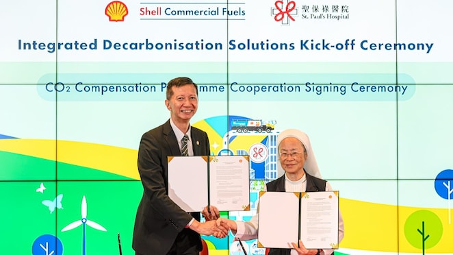 圖二：香港蜆殼有限公司香港及澳門商務燃油部總經理陳迪泰先生及聖保祿醫院執行董事張柱見修女簽署「綜合減碳能源方案 - 二氧化碳抵銷計劃 」合作協議，標誌著Shell與聖保祿醫院進一步延續合作減碳的承諾。
