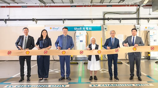 圖三：（左起）香港蜆殼有限公司香港及澳門商務燃油部總經理陳迪泰先生、香港蜆殼有限公司香港及澳門零售業務總經理黃幼梅女士、殼牌中國零售與出行業務總裁胡川先生、聖保祿醫院執行董事張柱見修女、聖保祿醫院總經理李業鴻先生及聖保祿醫院物業設施管理部經理何嘉傑先生見證Shell Recharge快速充電樁為聖保祿醫院的訪客及員工提供環保便捷的能源選擇。
