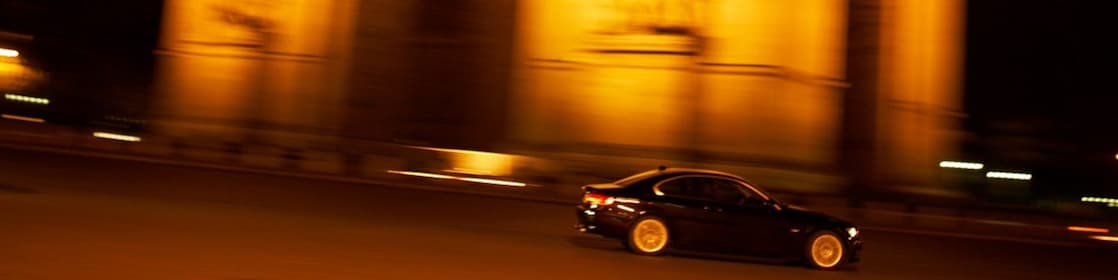 汽車在黑夜的路上行駛