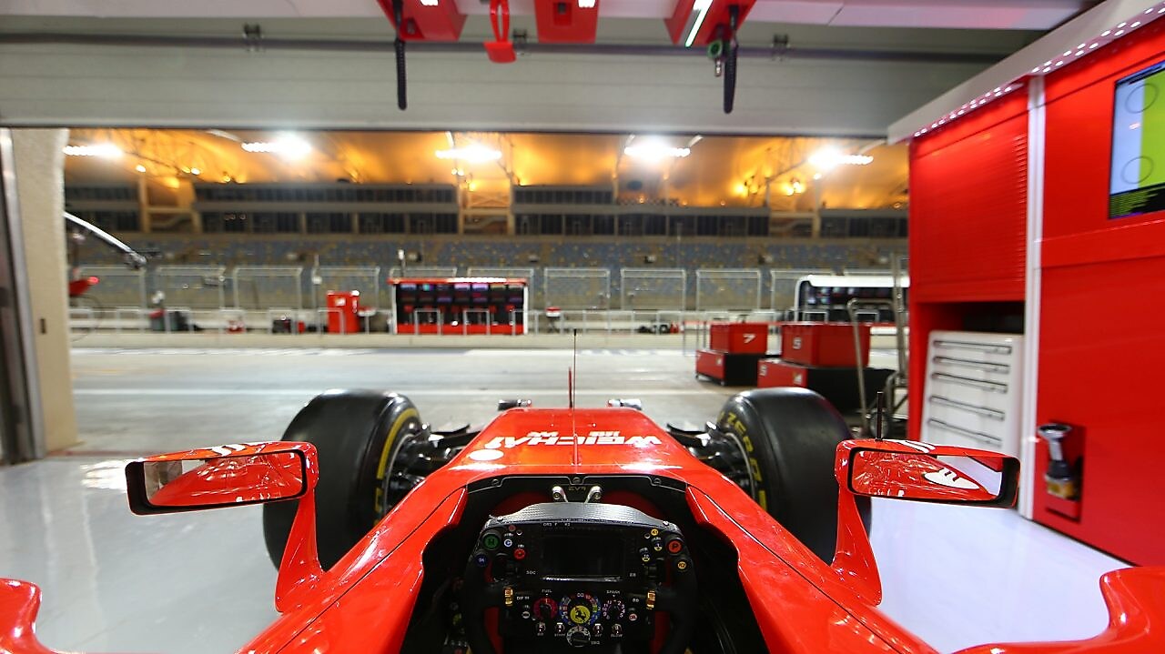 停泊在停車場的 Scuderia Ferrari 一級方程式汽車