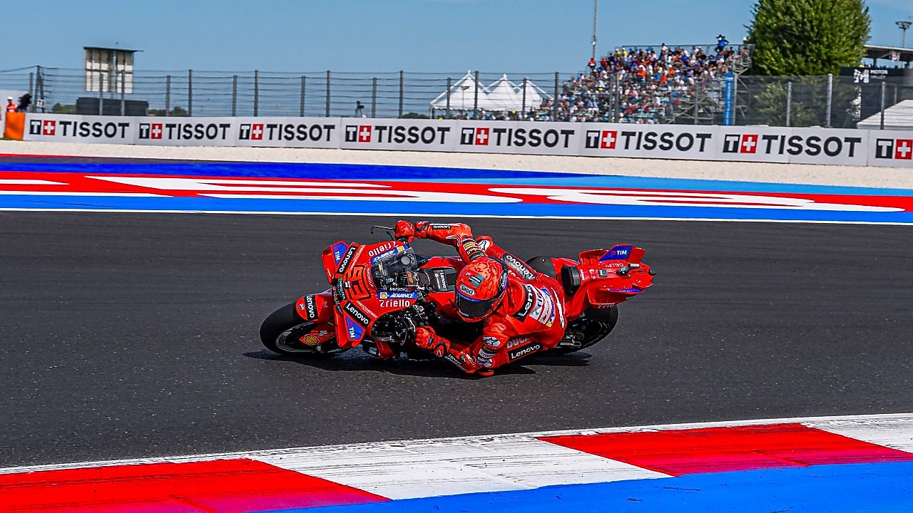 正在駕駛使用超凡引擎機油的電單車的男人。