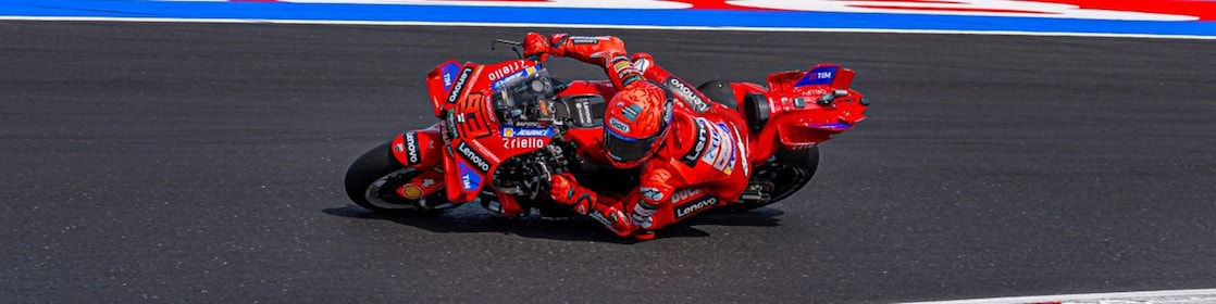 正在駕駛使用超凡引擎機油的電單車的男人。