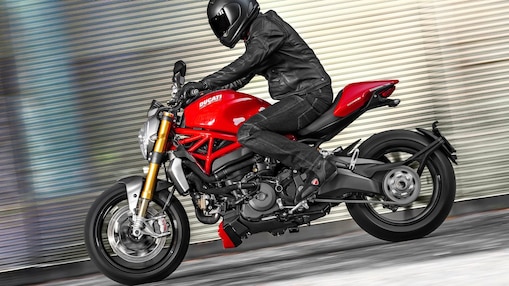 正在駕駛使用超凡引擎機油的電單車的男人。