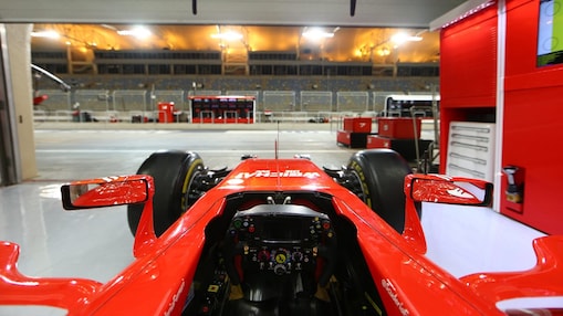 停泊在停車場的 Scuderia Ferrari 一級方程式汽車