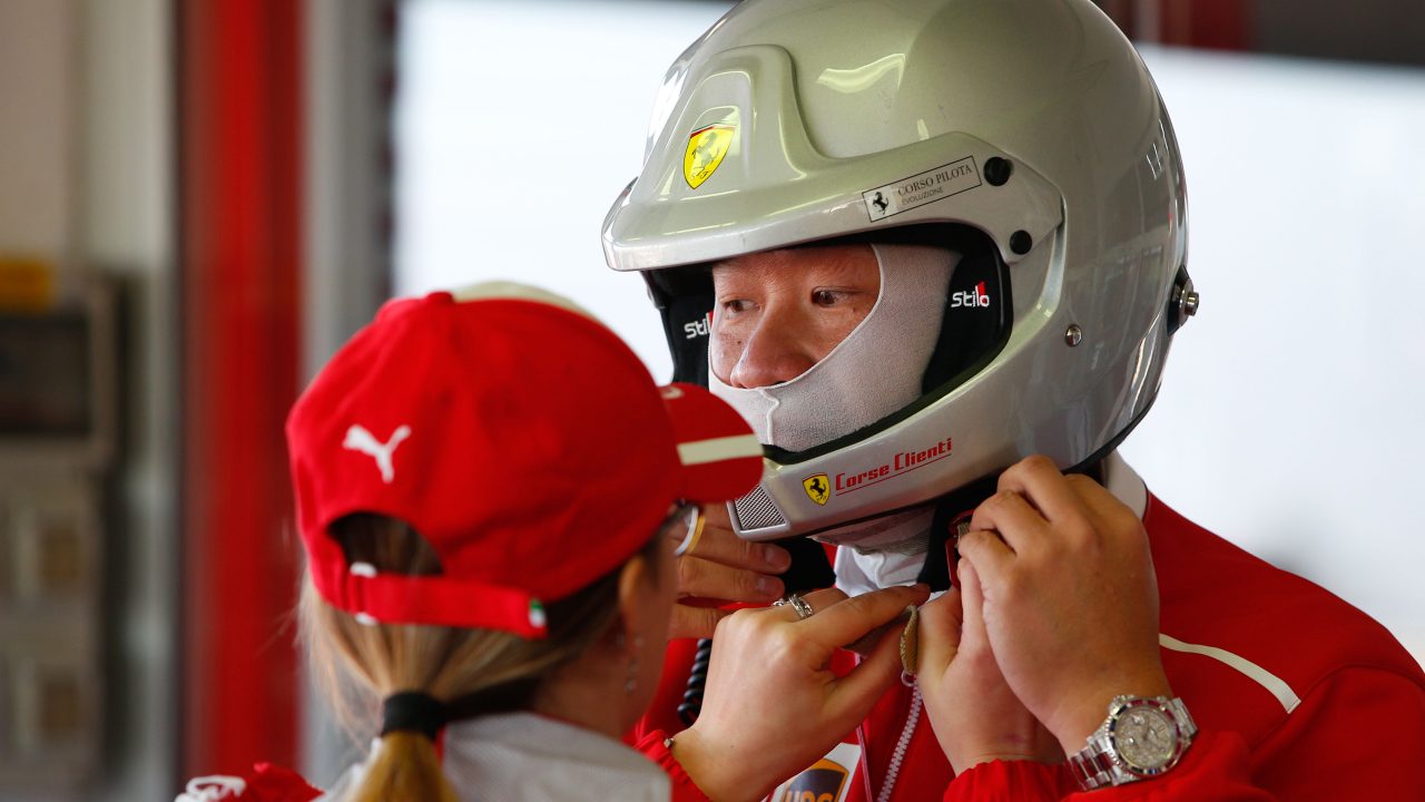 工作人員為參加者戴上頭盔