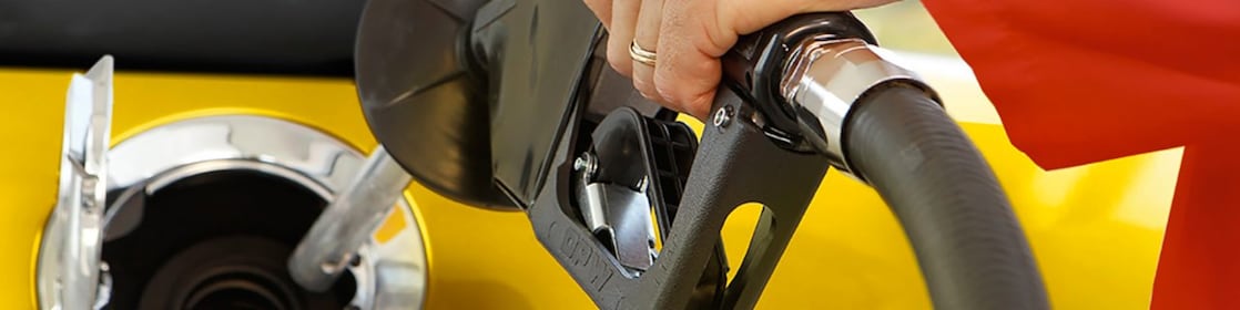 一名人士在油站入油